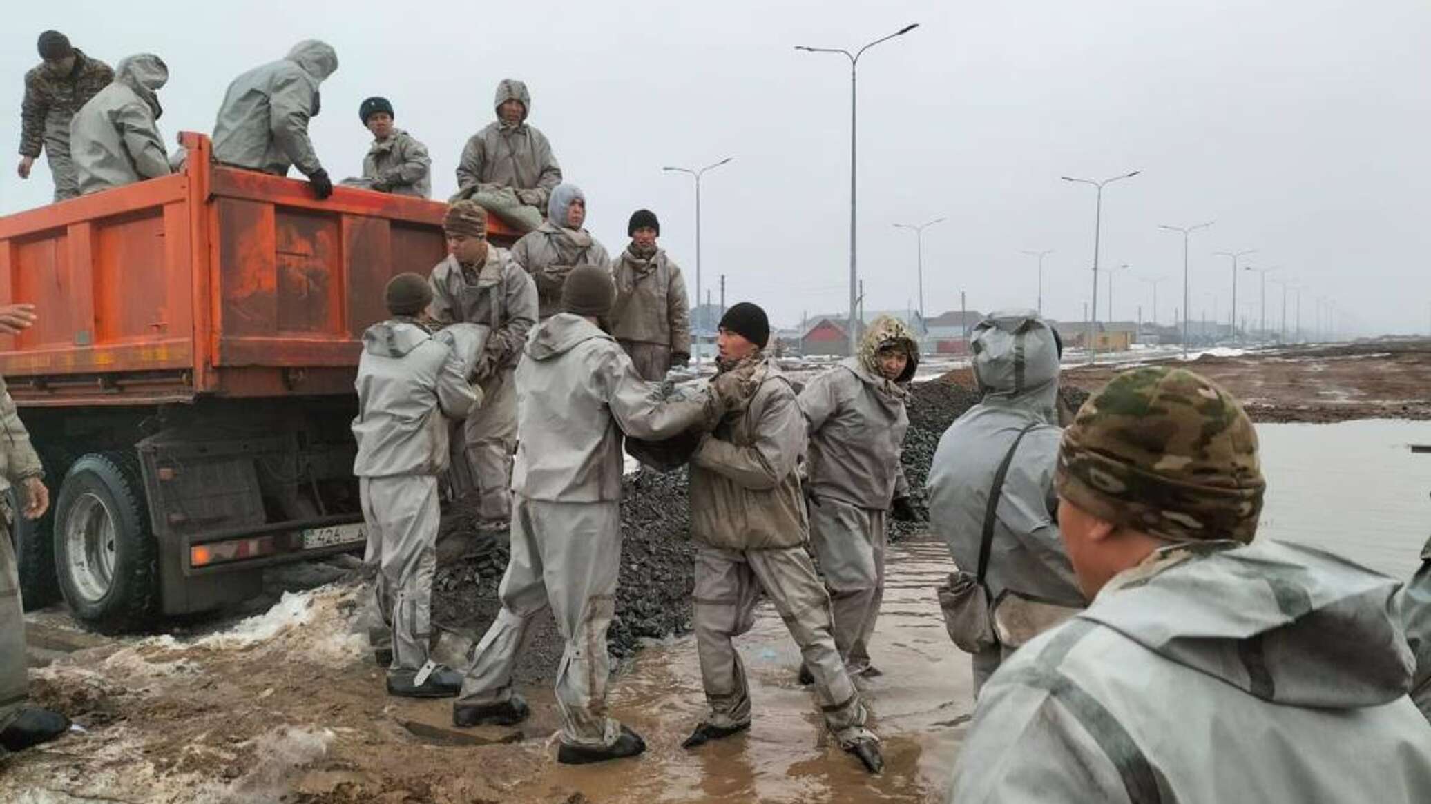 Казахстанские военные включились в борьбу с водной стихией в Западно-Казахстанской области