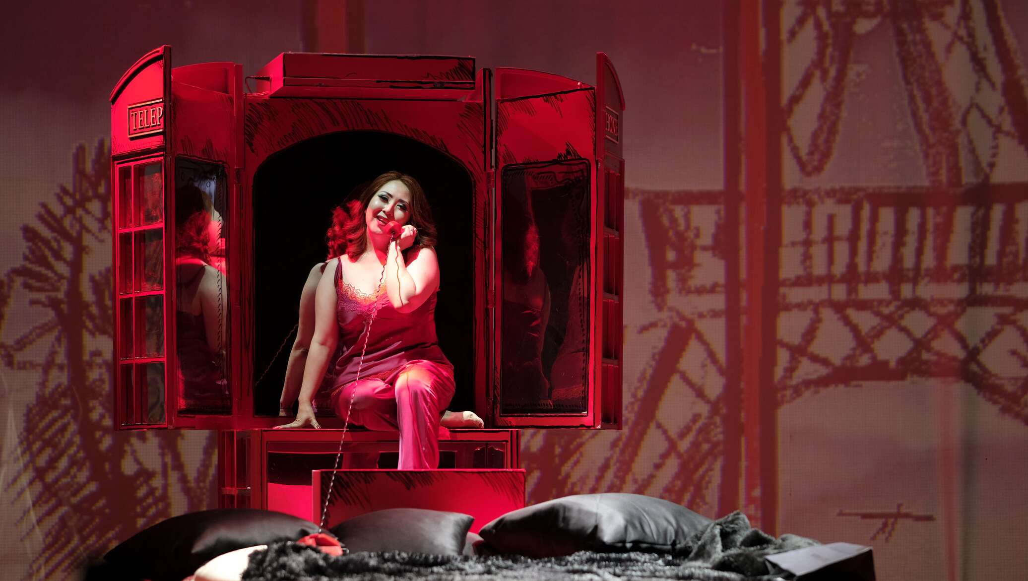 "Плачет девушка в автомате": спектакль из трех моноопер показали в алматинском ГАТОБе