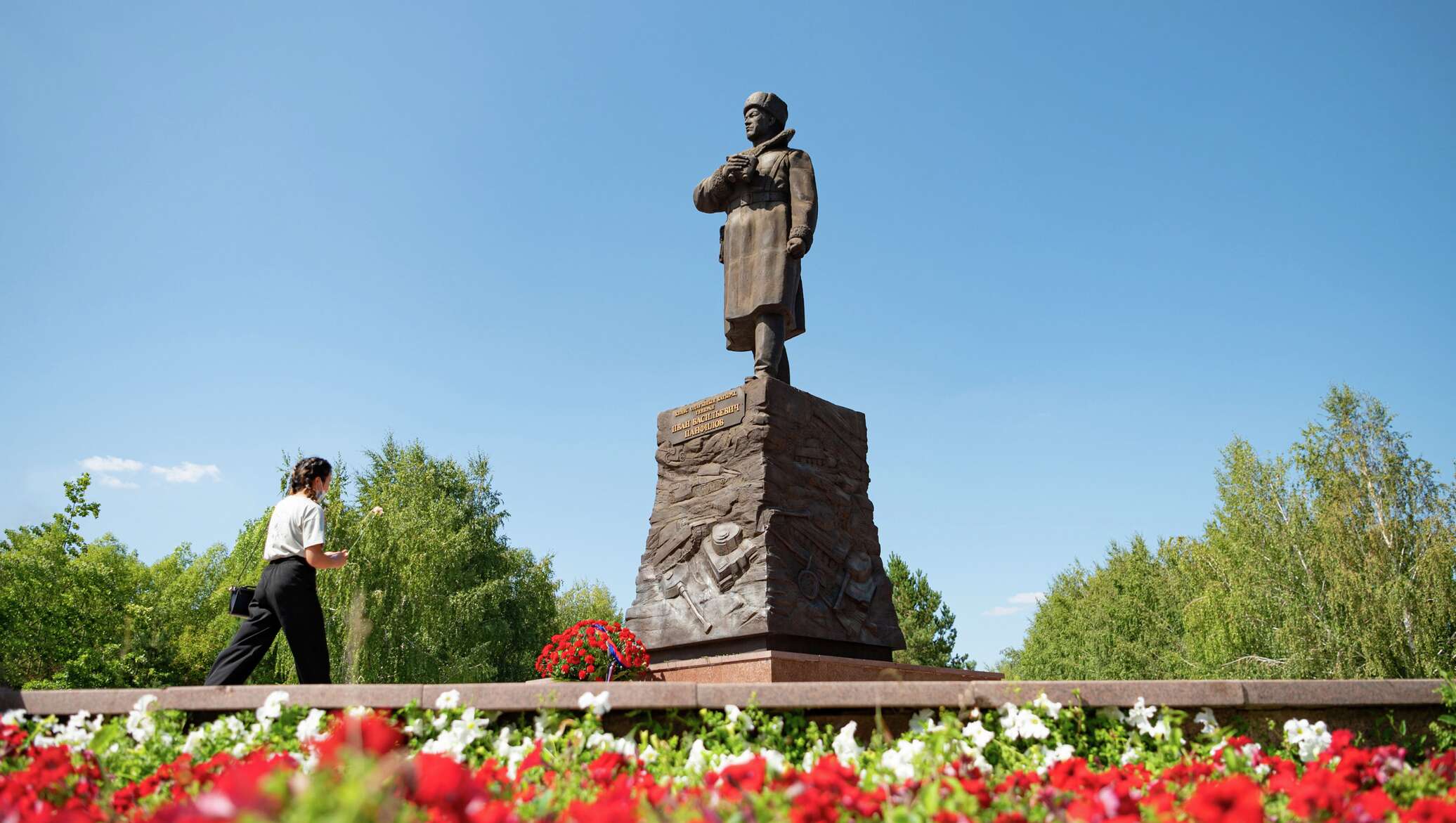 Они защитили Москву: цветы возложили к памятнику генерала Панфилова в Нур-Султане