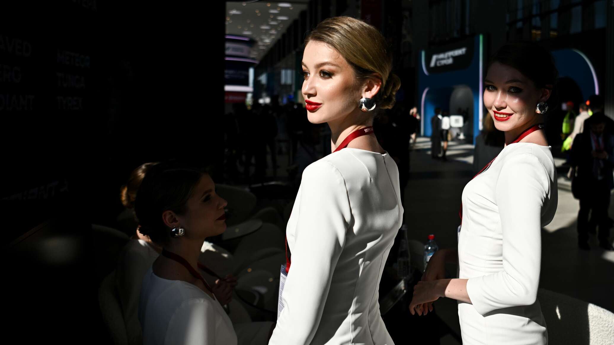 Стюардессы, спортсменки, модели и просто красавицы: яркие девушки на ПМЭФ-2024. Фото