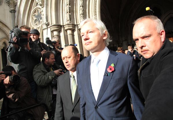 Основатель Wikileaks Ассанж вышел из тюрьмы: кто он такой и почему на него охотились? Фото