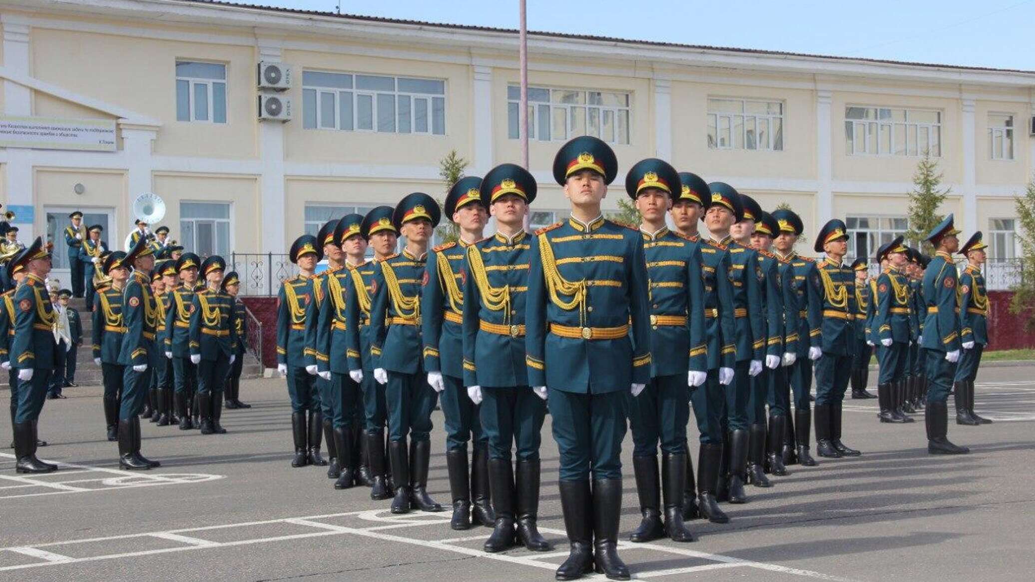 Жеңіске тарту: Астанада 80 сарбаз әскери марш ырғағымен саптық өнер көрсетті 
