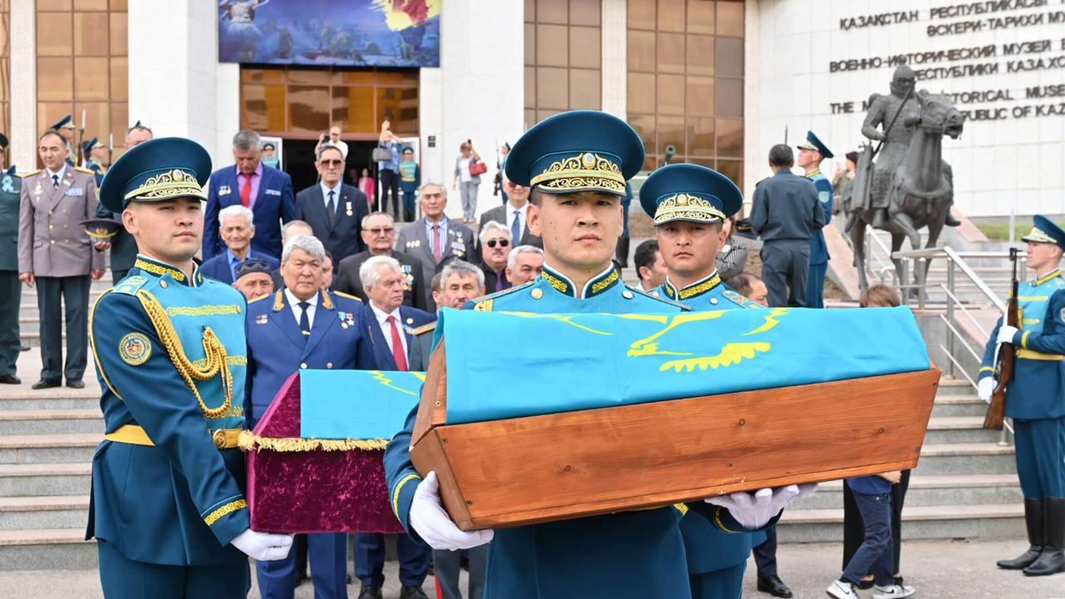 Останки казахстанцев-участников Великой Отечественной войны передали родным в Астане