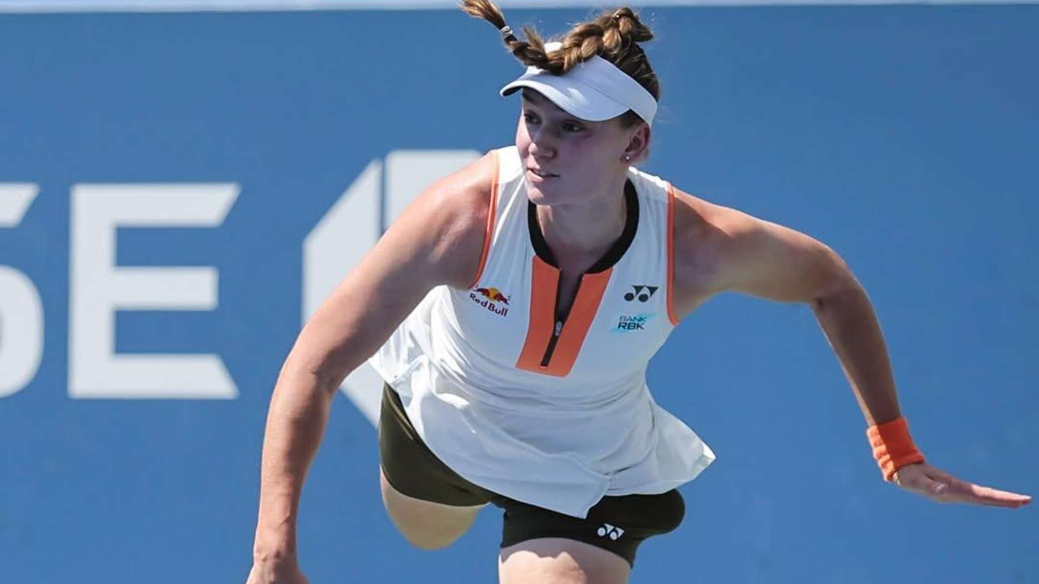 Елена Рыбакина уверенно вышла во второй круг US Open